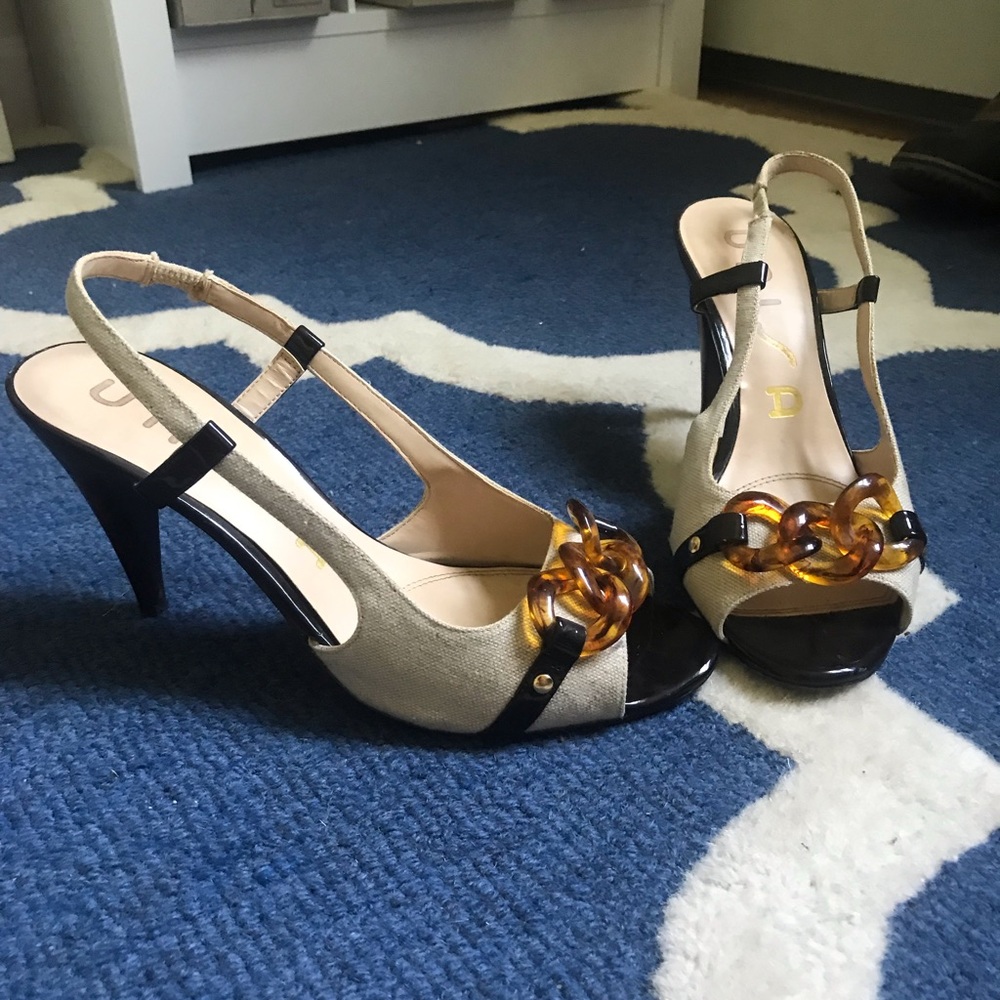 Beautiful canvas summer heel with tortoise detail